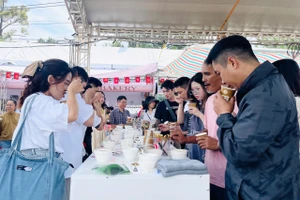 Trải nghiệm uống các dòng cà phê chất lượng cao đã được kiểm định bởi Viện Chất lượng Cà phê-Coffee Quality Institute (CQI) tại Gia Lai Coffee Festival. Ảnh: T.D