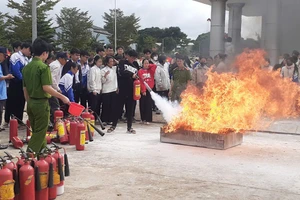 Chư Sê: Hơn 1.000 giáo viên, học sinh Trường THPT Nguyễn Bỉnh Khiêm tham gia thực hành PCCC và CNCH