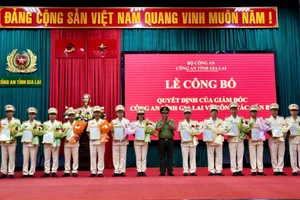 Công bố các quyết định của Giám đốc Công an tỉnh Gia Lai về công tác cán bộ