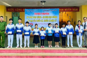 Pleiku: Tuyên truyền về an toàn giao thông cho học sinh Trường Tiểu học và THCS Lê Văn Tám