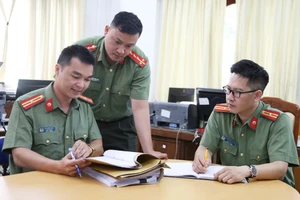 Cán bộ Phòng An ninh chính trị nội bộ (Công an tỉnh Gia Lai) kiểm tra hồ sơ xử lý các đối tượng phát tán thông tin sai sự thật trên mạng xã hội. Ảnh: Thúy Trinh