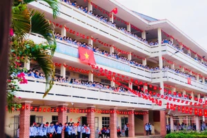 Trường học rực sắc cờ đỏ sao vàng chào mừng đại lễ 30-4
