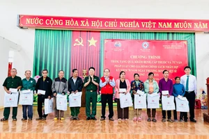 Khám bệnh, tư vấn pháp luật và tặng quà cho 169 gia đình chính sách xã Gào