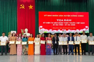 Kông Chro: Khen thưởng 17 tập thể, cá nhân có thành tích xuất sắc trong ngành Y tế