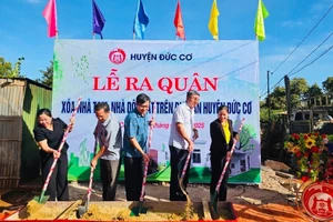 Lãnh đạo Huyện ủy-HĐND-UBND-Ủy ban MTTQ Việt Nam huyện cùng đại diện các đơn vị, hởi công xây dựng nhà ở. Ảnh: Thanh Tịnh