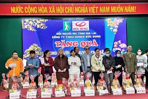 Tặng 70 suất quà Tết cho người mù khó khăn huyện Chư Sê