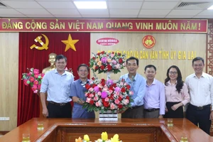Lãnh đạo Báo và PTTH Gia Lai chúc mừng Ban Tuyên giáo và Dân vận Tỉnh ủy