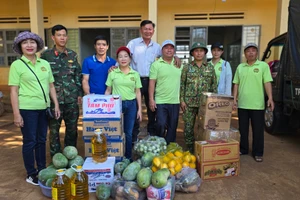 Pleiku: Hội Nông dân phường Hội Thương hỗ trợ nhu yếu phẩm cho bộ đội tham gia xóa nhà tạm, nhà dột nát