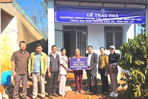 Bàn giao nhà cho hộ bà Rah Lan H'Mõ (ở xã Ia Ko). Ảnh: N.T