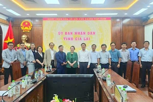 Chủ tịch UBND tỉnh Phạm Anh Tuấn (thứ 7 từ phải sang) và đại diện lãnh đạo các sở, ban, ngành tỉnh Gia Lai cùng đại diện AgriS. Ảnh: Hồng Thương