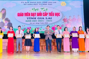 Ban tổ chức trao giải nhất cho các giáo viên. Ảnh: Trần Dung