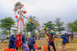 Mỗi cây nêu dựng lên không chỉ góp sắc xuân mới, mà còn mang ý nghĩa bảo tồn mỹ tục truyền thống của dân tộc. Ảnh: Ngọc Nhuận