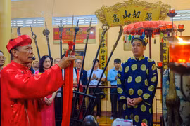 Thực hiện nghi lễ cầu kinh, khai ấn. Ảnh: Ngọc Nhuận