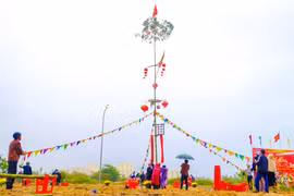 Mỗi cây nêu dựng lên không chỉ góp thêm sắc xuân, mà còn mang ý nghĩa bảo tồn nét đẹp văn hóa cổ truyền của dân tộc. Ảnh: Ngọc Nhuận