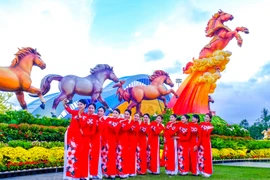 Cụm linh vật năm Bính Ngọ 2026 tại Quảng trường Nguyễn Tất Thành trở thành điểm nhấn nghệ thuật thu hút người dân và du khách du xuân. Ảnh: Đoan Ngọc 