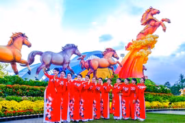 Cụm linh vật năm Bính Ngọ 2026 tại Quảng trường Nguyễn Tất Thành trở thành điểm nhấn nghệ thuật thu hút người dân và du khách du xuân. Ảnh: Đoan Ngọc 