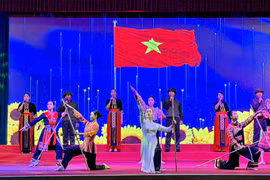 Tốp ca, múa Lá cờ Tháng Tám. Ảnh: Minh Tuấn