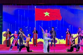 Tốp ca, múa Lá cờ Tháng Tám. Ảnh: Minh Tuấn