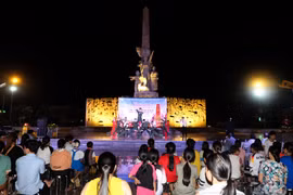 Chương trình thu hút đông đảo người dân đến xem. Ảnh: Ngọc Nhuận