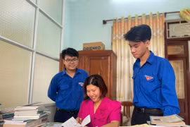 Đoàn viên xã Tuy Phước đang kiểm tra sách. Ảnh: Ủy ban MTTQ Việt Nam xã Tuy Phước