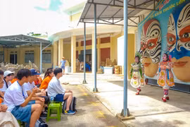 Học sinh hào hứng xem biểu diễn hát bội tại Bảo tàng tỉnh Gia Lai. Ảnh: Ngọc Nhuận