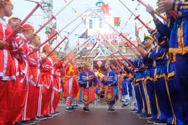 Lễ hội cầu ngư Nhơn Hải mang bản sắc riêng với nghệ thuật múa gươm hầu thần. Ảnh: Ngọc Nhuận