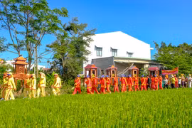 Nghi lễ nghinh thần rước sắc. Ảnh: Ngọc Nhuận
