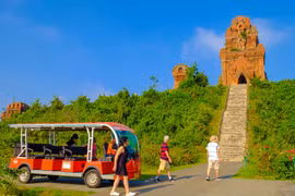 Việc bổ sung dịch vụ xe điện góp phần nâng cao trải nghiệm tham quan tháp Bánh Ít. Ảnh: Ngọc Nhuận