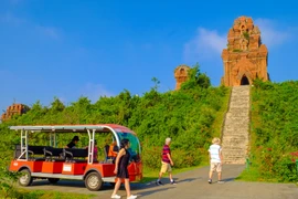 Việc bổ sung dịch vụ xe điện góp phần nâng cao trải nghiệm tham quan tháp Bánh Ít. Ảnh: Ngọc Nhuận