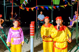 Hội bài chòi diễn ra tại làng biển Nhơn Hải, góp phần làm phong phú sản phẩm du lịch, gắn kết văn hóa truyền thống với không gian biển đảo. Ảnh: Ngọc Nhuận