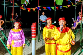 Hội bài chòi diễn ra tại làng biển Nhơn Hải, góp phần làm phong phú sản phẩm du lịch, gắn kết văn hóa truyền thống với không gian biển đảo. Ảnh: Ngọc Nhuận