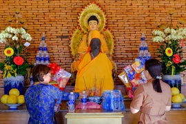 Tượng Phật Lồi (thần Shiva) bảo vật quốc gia có niên đại khoảng thế kỷ XV - hiện được thờ tại chùa Linh Sơn. Ảnh: Ngọc Nhuận