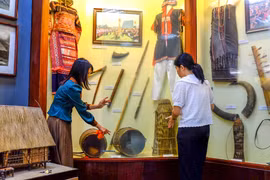 Cán bộ Bảo tàng tỉnh Gia Lai luân chuyển, sắp xếp hiện vật chuẩn bị phục vụ Năm Du lịch quốc gia. Ảnh: Ngọc Nhuận