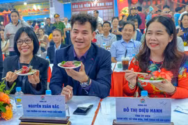 Phó Chủ tịch UBND tỉnh Nguyễn Thị Thanh Lịch (bìa phải) cùng NSND Xuân Bắc - Cục trưởng Cục Nghệ thuật biểu diễn (Bộ Văn hóa - Thể thao và Du lịch, ngồi giữa) và lãnh đạo Sở Văn hóa - Thể thao và Du lịch thưởng thức các món ngon của Gia Lai. Ảnh: Đoan Ngọc