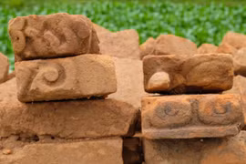 Gạch tạc khắc hoa văn. Ảnh: Ngọc Nhuận