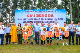 Ban tổ chức tặng hoa, cờ lưu niệm cho các đội bóng. Ảnh: Ngọc Nhuận