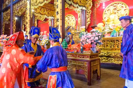 Lễ giỗ tiến hành theo các nghi lễ cổ truyền. Ảnh: Ngọc Nhuận