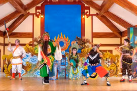 Nghệ nhân, cán bộ và người dân địa phương dâng hương tưởng nhớ 118 năm ngày mất danh nhân văn hóa Đào Tấn. Ảnh: Ngọc Nhuận