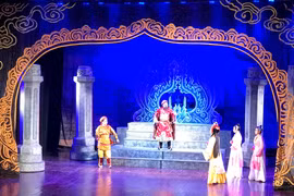 Vở tuồng Nhìn lại một vương triều do Đoàn tuồng Đào Tấn biểu diễn dự thi tại Liên hoan đạt Huy chương bạc. Ảnh: ĐVCC