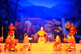 Màn khai từ mở màn vở diễn là cảnh Tăng Bạt Hổ đọc chiếu Cần Vương dưới tán rừng Kim Sơn, kêu gọi nghĩa quân đứng lên chống Pháp. Ảnh: Ngọc Nhuận