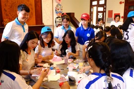 Học sinh hào hứng vẽ mặt nạ hát bội. Ảnh: Ngọc Nhuận