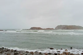 Vùng biển Nhơn Hải trong sáng 6-11 đã bắt đầu có sóng lớn. Ảnh: Ngọc Nhuận