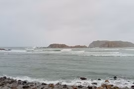 Vùng biển Nhơn Hải trong sáng 6-11 đã bắt đầu có sóng lớn. Ảnh: Ngọc Nhuận