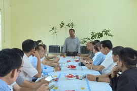 Lãnh đạo Công ty TNHH Phát triển Khoa học Quốc tế Trường Sinh giới thiệu mô hình trồng sâm Ngọc Linh và sâm Lai Châu bằng công nghệ cao. Ảnh: Đoàn Bình