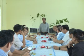 Lãnh đạo Công ty TNHH Phát triển Khoa học Quốc tế Trường Sinh giới thiệu mô hình trồng sâm Ngọc Linh và sâm Lai Châu bằng công nghệ cao. Ảnh: Đoàn Bình