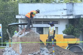 Đơn vị thi công tiến hành tháo dỡ vòng xuyến khu vực Hàm Rồng, TP. Pleiku. Ảnh: Phi Long