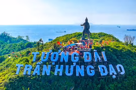 Toàn cảnh lễ rước giác linh Đức Thánh Trần. Ảnh: Dũng Nhân