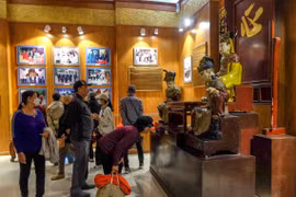 Du khách tham quan không gian trưng bày bản sao ba pho tượng Đức Ông trưng bày tại Bảo tàng Quang Trung. Ảnh: Ngọc Nhuận