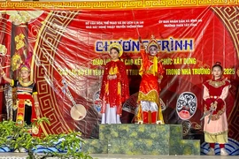 Học sinh Trường THCS Tây Vinh biểu diễn trích đoạn hát bội Quang Trung lên ngôi. Ảnh: ĐVCC