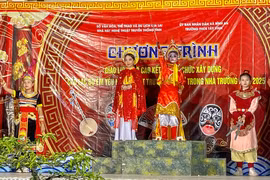 Học sinh Trường THCS Tây Vinh biểu diễn trích đoạn hát bội Quang Trung lên ngôi. Ảnh: ĐVCC